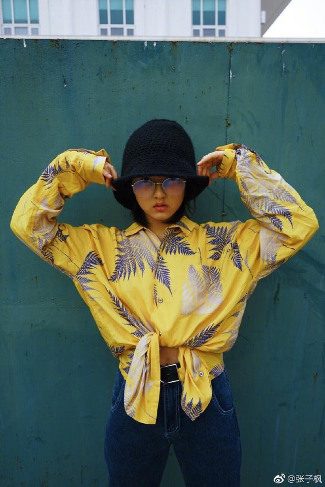 辣眼睛！张子枫穿搭青春有活力 却输在了鞋子上，网友：又穿错了