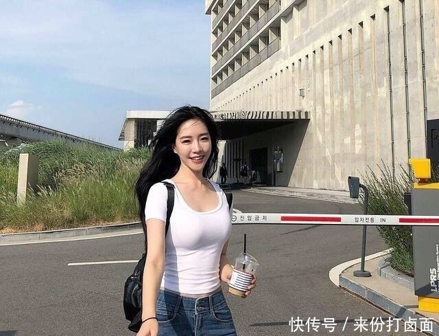  美女：美女穿牛仔裤的时尚，重点和亮点都在身后！