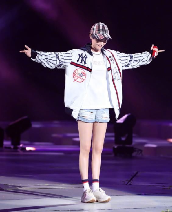 以为只有杨幂能驾驭蛋糕裙，直到看见了李宇春，感觉世界都静止！