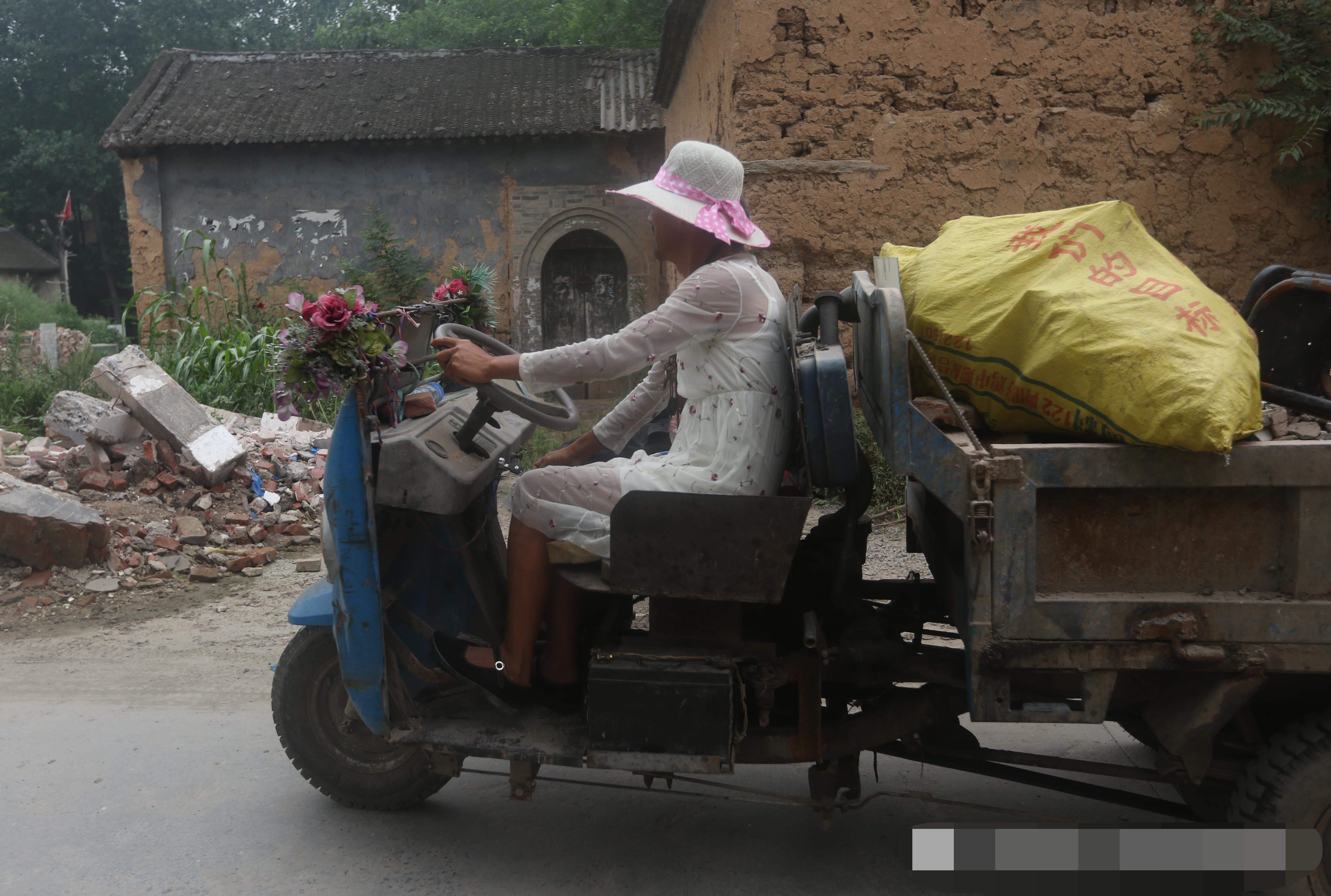 51岁男子每天穿漂亮裙子 拉垃圾攒钱欲做变性手术