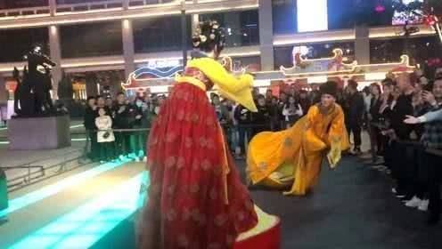 90后美女在大唐不夜城扮不倒翁，爆红网络，游客为看她挤断隔离带