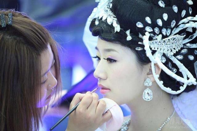 为什么“化妆师”自己却很少化妆？听内行人一说，顿时恍然大悟