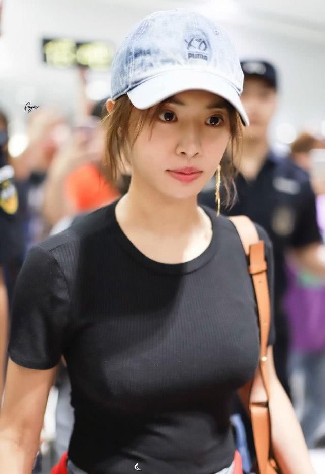 蔡依林穿紧身T恤，转身时大方秀蕾丝内衣，网友:这时尚真难懂!