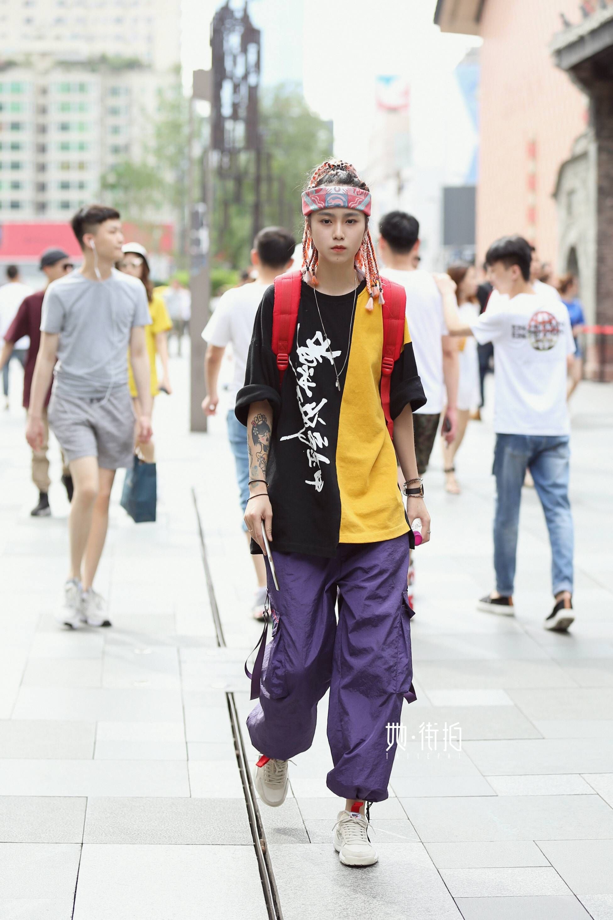 成都街拍个性的脏辫女孩，时尚运动都是她的范儿