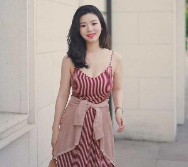 红色条纹吊带裙 穿出了梦中女神般的感觉