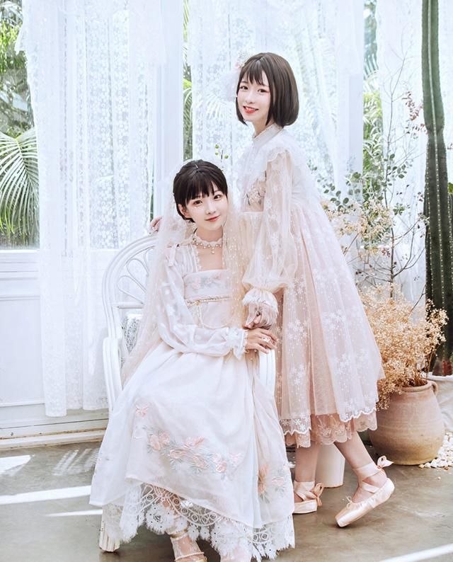 女孩子结婚时，穿上一件这样唯美的“汉服婚纱”，简直太浪漫了