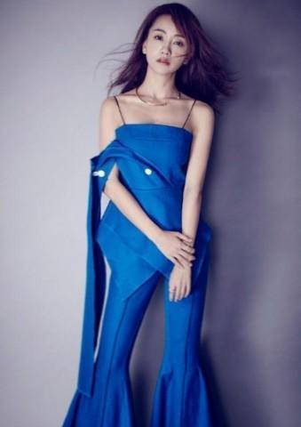 杨蓉穿超短裤都不算什么，转身那一刻才最惊艳，网友：不知道往哪