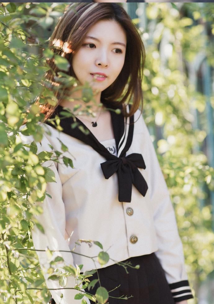 性感制服美女短裙美腿气质写真图片