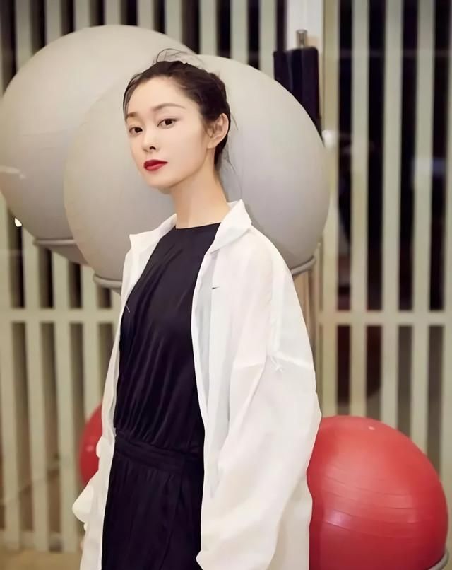  『穿搭』Angelababy最新复工照,穿长风衣露美腿,好久不见又变脸了?