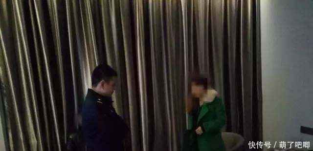 妻子外出旅游,晚上打丈夫电话查岗,听到一个声