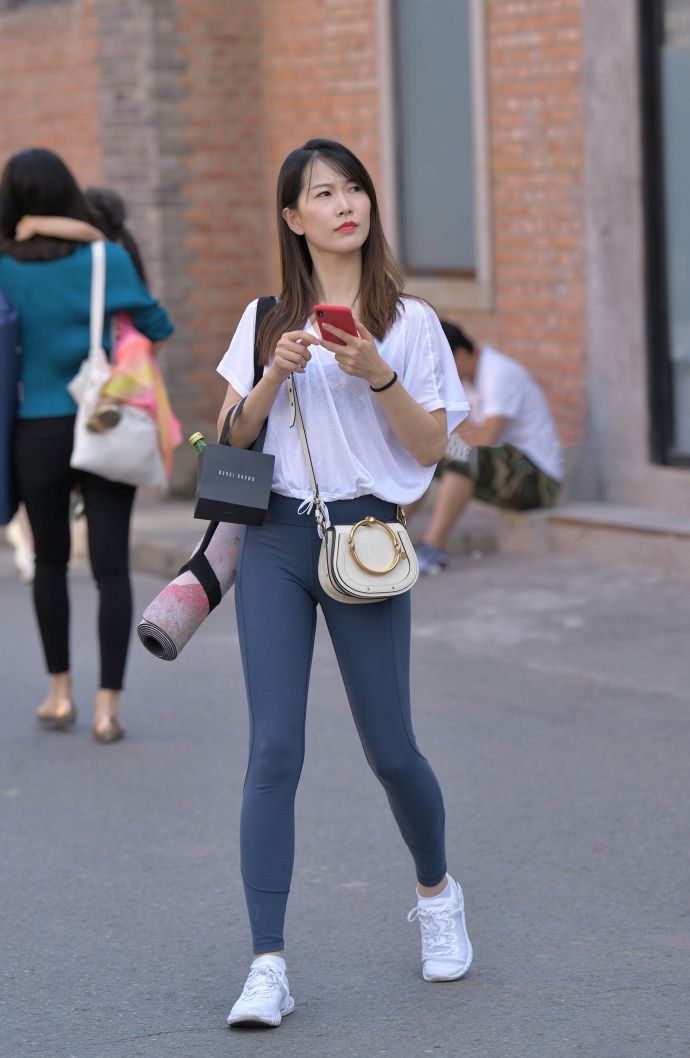 瑜伽服、瑜伽裤不仅塑造形体美，还能增加内在的气质