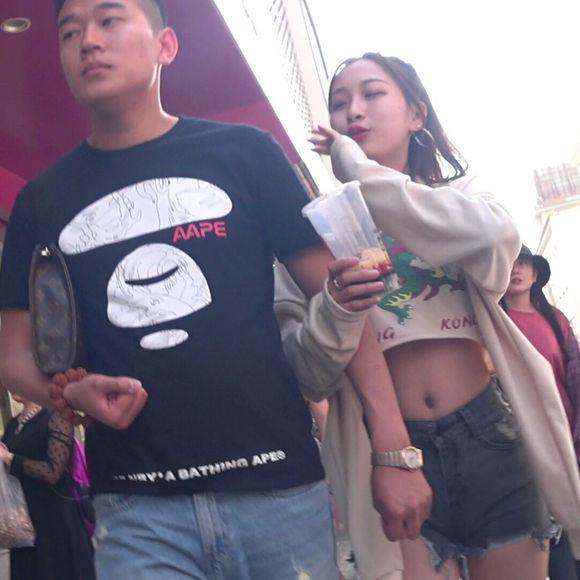 广州街拍: 牛仔热裤凸显白皙长腿, 紧身T展现傲人身材