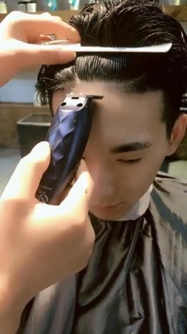 邋遢的小伙想换个清爽的发型，没想到理发后的样子堪比小鲜肉