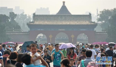 北京：天坛公园游人如织