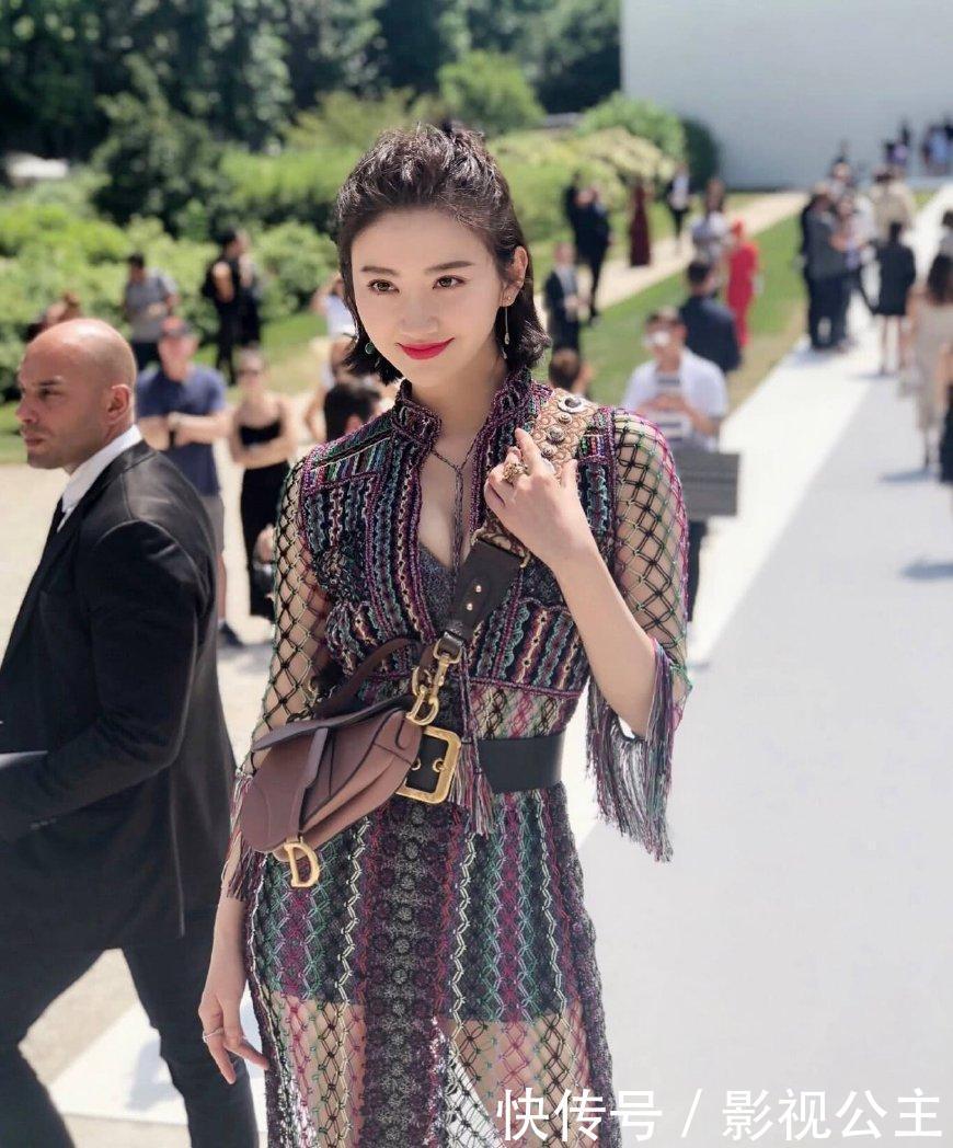 胖了更美!景甜亮相迪奥发布大秀,薄纱裙隐约透出美胸长腿