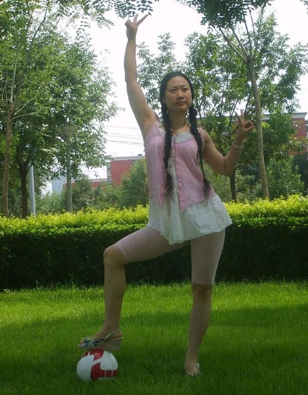 芙蓉姐近照曝光，穿黄色深V裙女人味十足，网友：这下红黄绿齐了