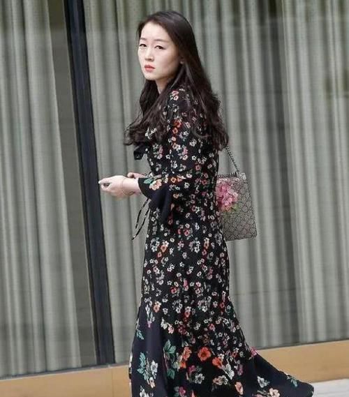  「美女」美女时尚街拍：皮肤白皙的美女，一条绿色的连衣裙，时尚清新气质美
