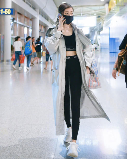 张天爱的身材让人服了,大秀A4腰让人挪不开眼,长腿逆天美翻天!