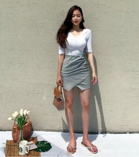 短裙或短裤，都让小姐姐在炎炎夏日里更加的显美丽！