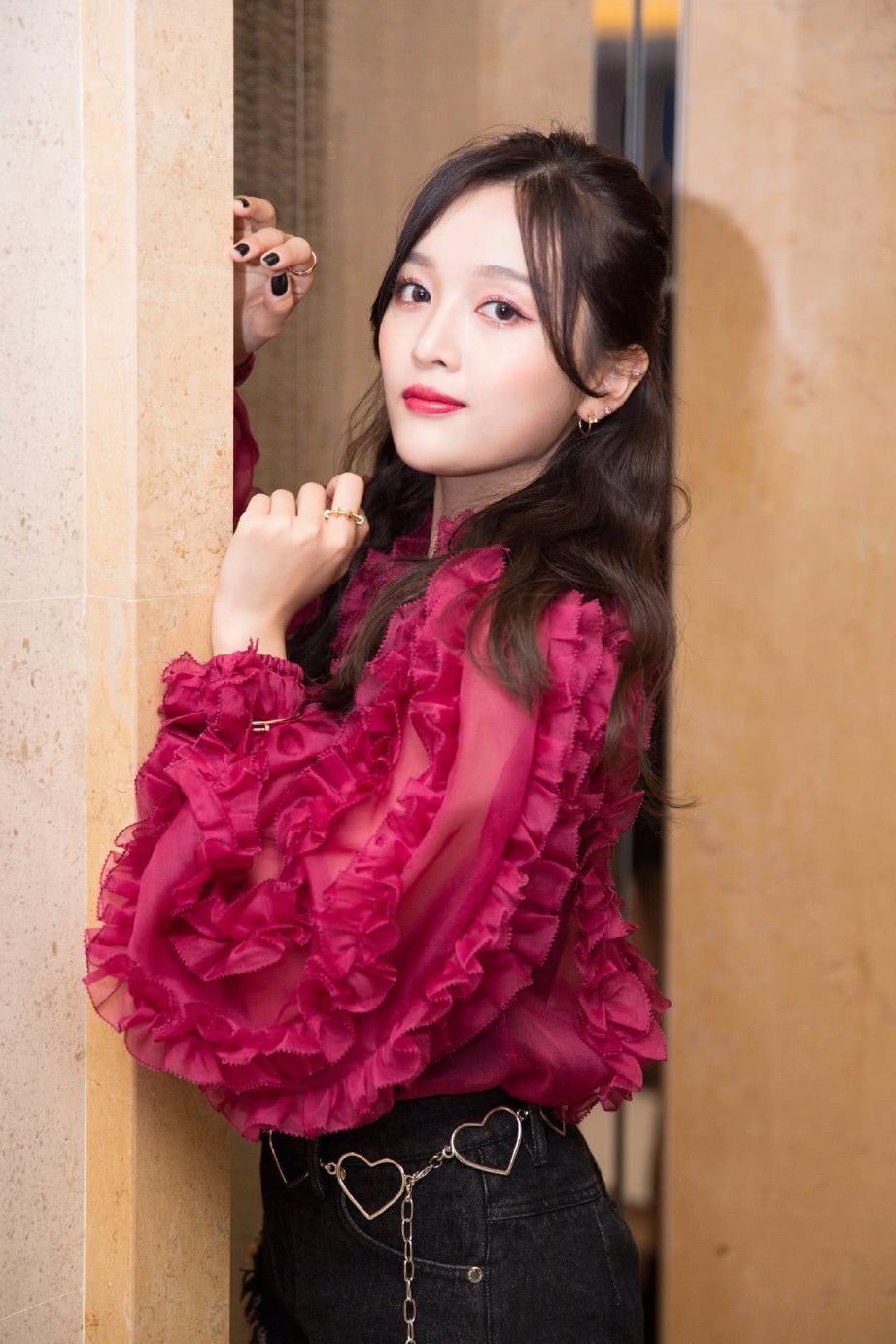 吴宣仪牛仔短裤太紧穿出倒三角，衣衫松垮露出蕾丝内搭，网友：内