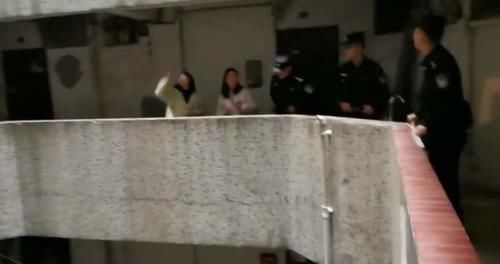 重庆一筒子楼因《少年的你》成网红打卡地，警察定期巡查