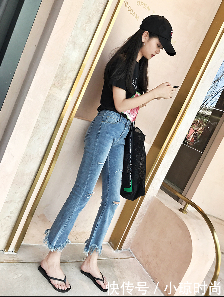 身材出众的牛仔裤美女，性感美腿翘臀，这样的美女你喜欢吗