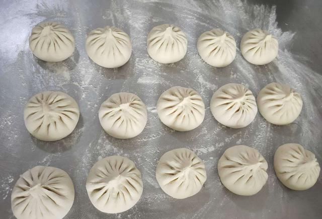  做法@老厨师教你做芹菜肉包子，皮薄馅多、松软可口，赶快收藏哦