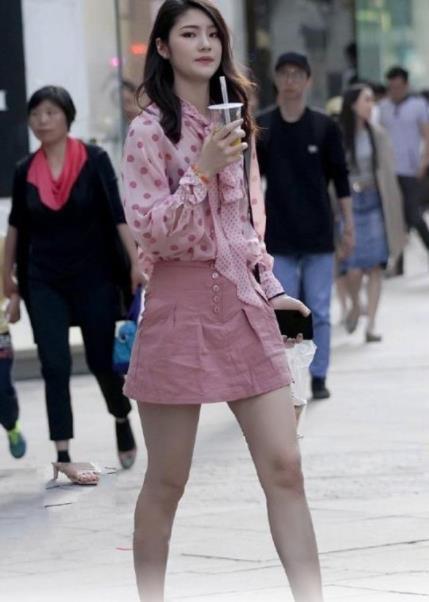  『红色』街拍：时尚的小姐姐，白色衬衣搭配红色半身裙，端庄秀丽