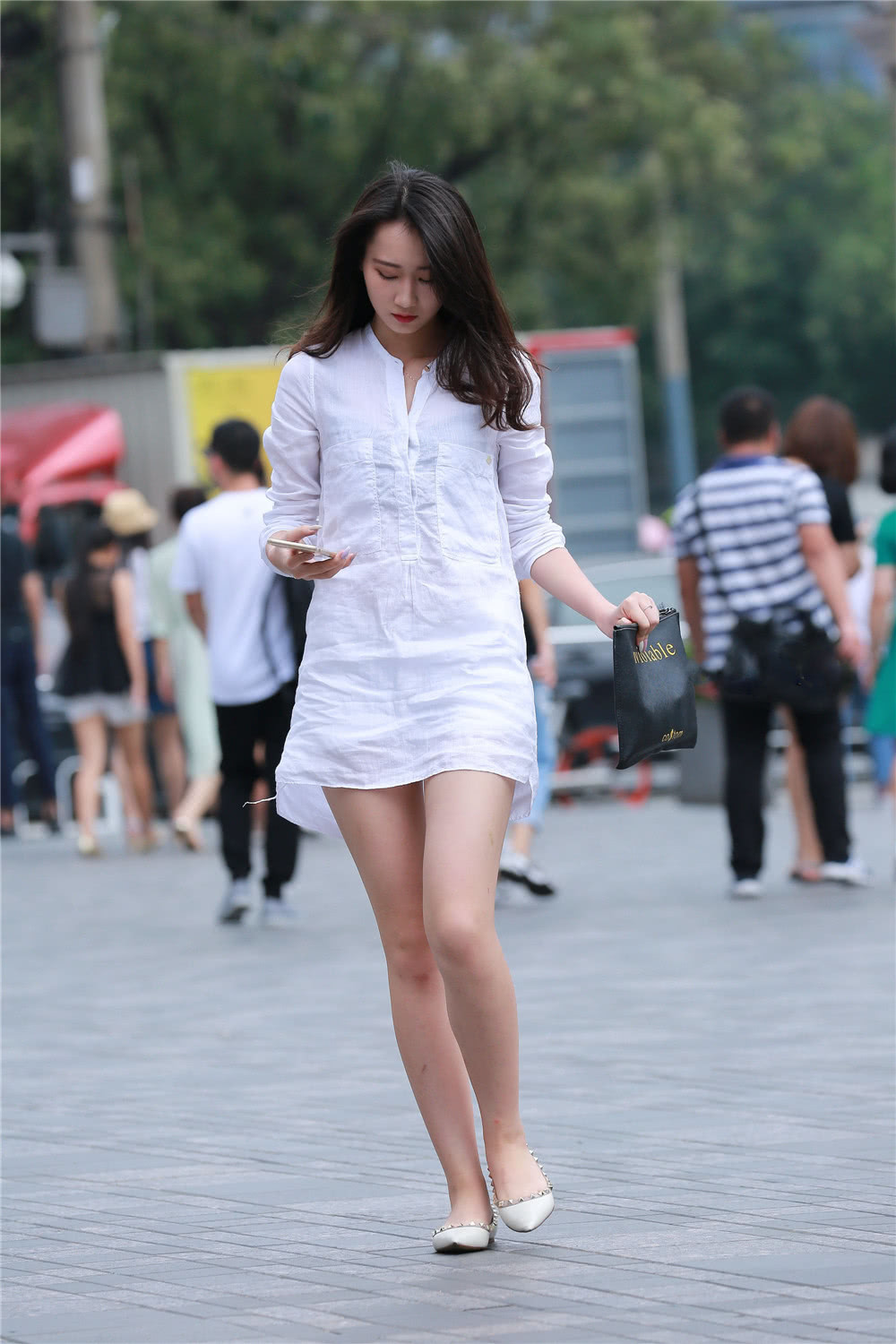 街拍：穿着时尚清凉的长腿小姐姐，面容俊美身材优美性感！