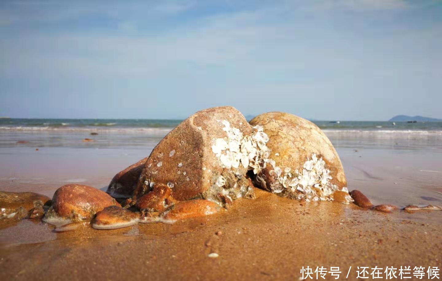 福建最美沙滩之一，因交通不便游客较少，被誉为“闽东的北戴河”