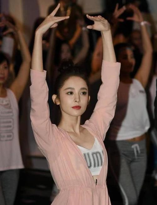 古力娜扎身穿粉色连衣裙做扎马步，性感迷人的锁骨让人挪不开眼