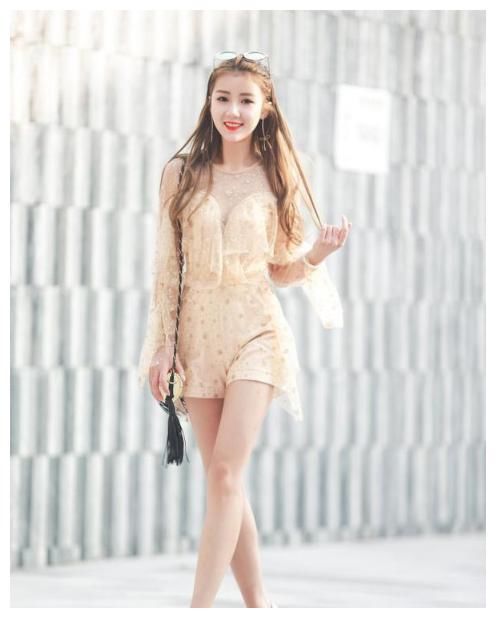 街拍:图三穿连体短裤,“奶白”的美腿,令人“心扉荡漾”!