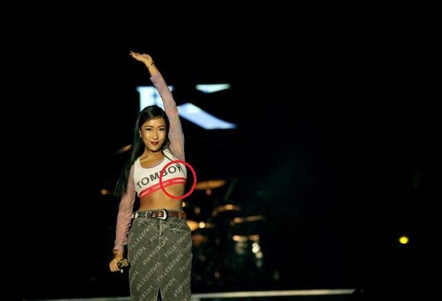 吉克隽逸作妖,秋衣剪掉大半还在外面套吊带,一抬手胸部差点走光