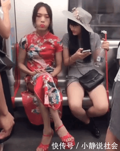 地铁上一旗袍“美女”卖萌, 旁边的妹子被迷住了, 网友:不尴尬吗?
