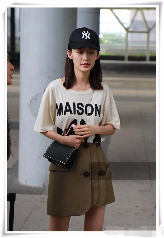 谁胆子那么大敢素颜出镜，论素颜我只服她，脸上雀斑看得一清二楚