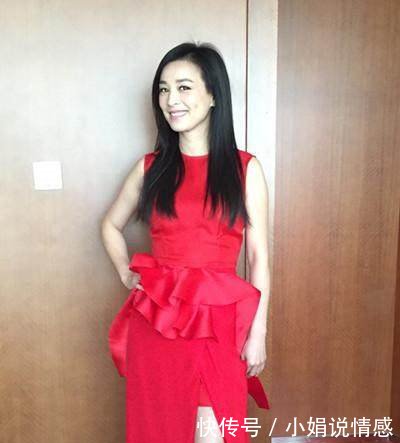 45岁张庭现机场，网友终于明白林瑞阳为啥净身出户也要娶她