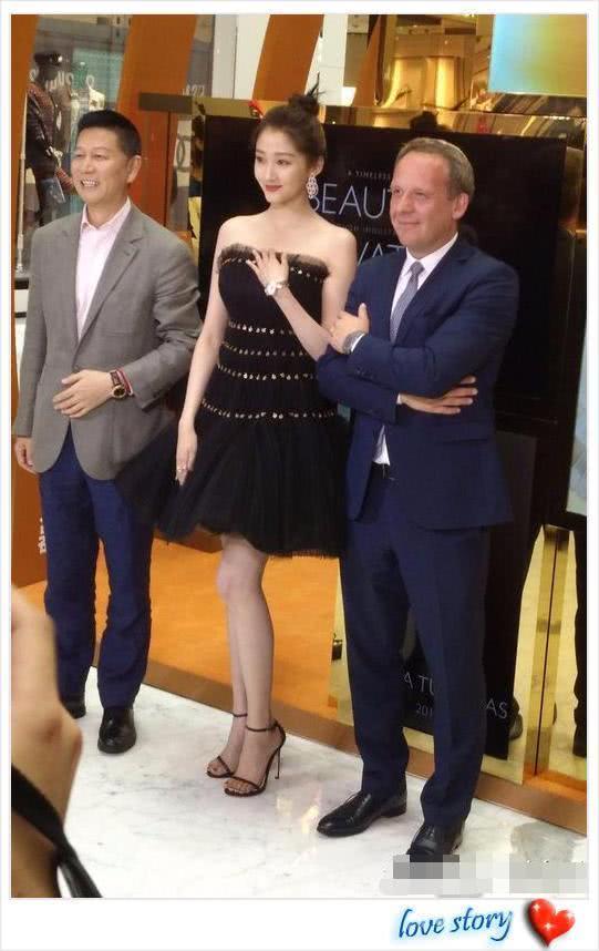 路人镜头下的关晓彤，肤白貌美大长腿，网友：看得我挪不开眼！