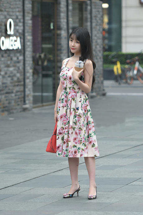 美女街拍：看看都市中那些教科书级的身材