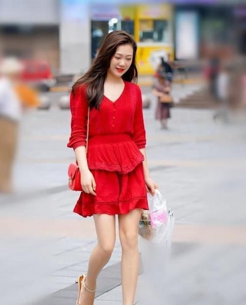  「白皙」路人街拍，小姐姐肌肤白皙，搭配黑色百褶超短裙，靓丽性感