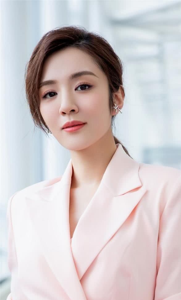 『回忆』打造初夏的“美丽回忆”:少女感十足的粉色装,穿出甜美女人味