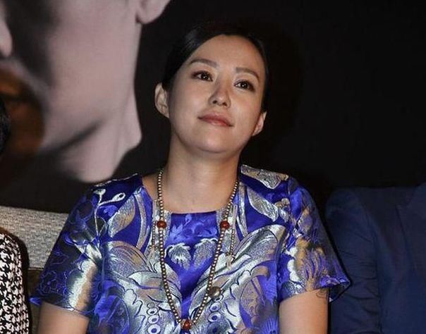 # 滤镜#大象腿有150斤，郝蕾造型崩塌？蓝裙竟配红丝袜！无滤镜现双下巴