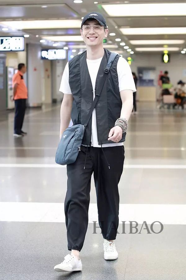 李小璐高调复出靠母女装扮嫩?刘雯一裤两穿太会搭…【海报街拍】