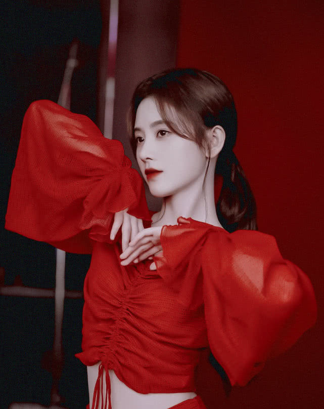  美女：鞠婧祎之后, SNH48又有位“四万年美女”, 颜值差距一目了然