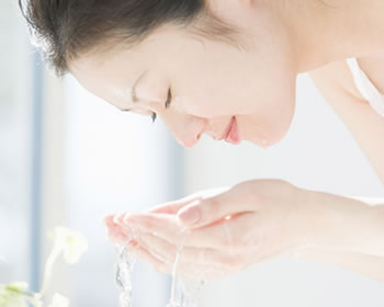 误区!脸蛋出油多就得多洗脸?