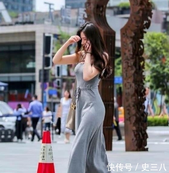  秋月|街拍皎若秋月的美女，一条灰色的连衣裙，时尚气质风范