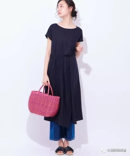 让洋装跟裤子的日系搭配取得视觉平衡，夏季女生时尚穿搭术介绍