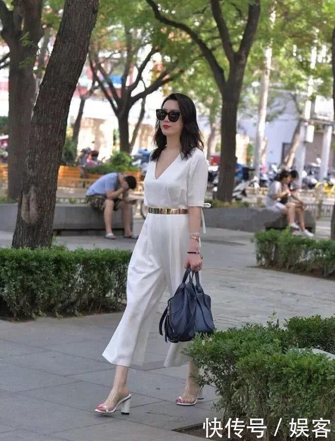  [ol]美女街拍：小姐姐一身精致的ol装，自带两米八的气场，美极了！