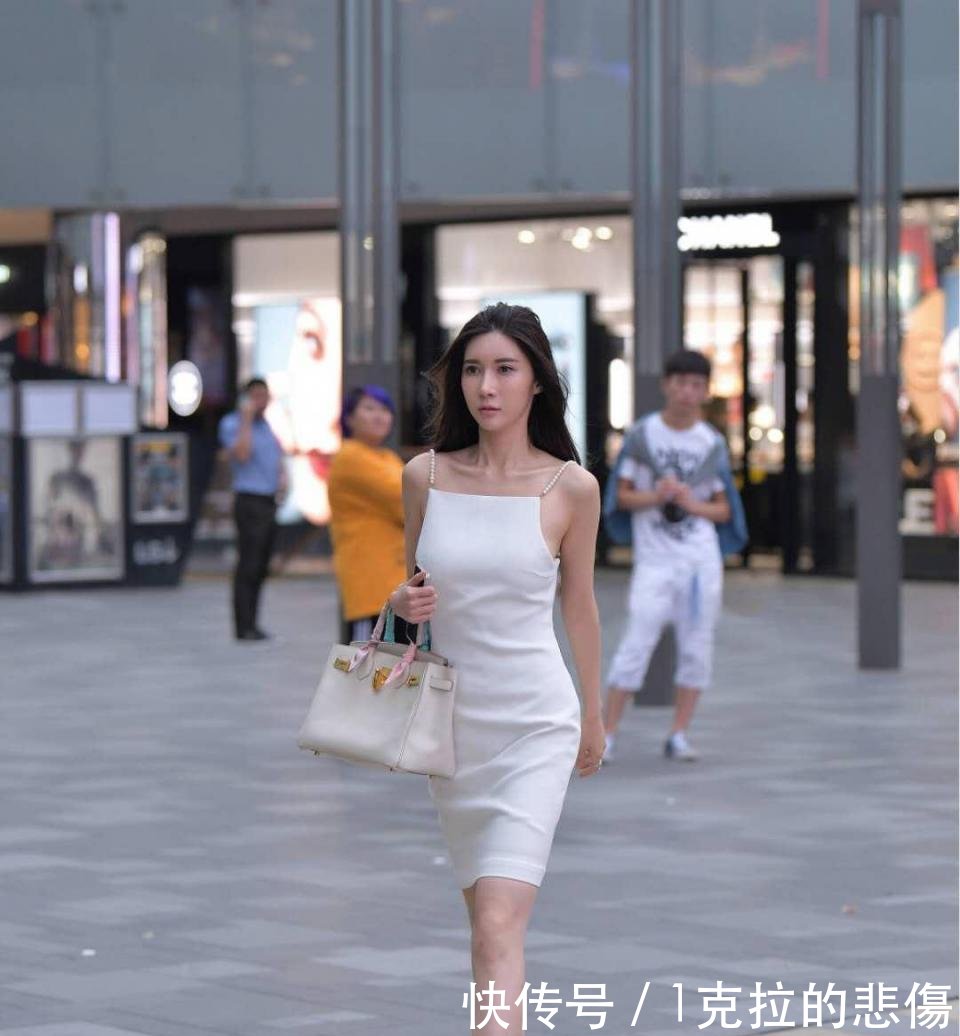 街拍 女神级小姐姐穿大露背连衣裙, 一转身杀伤力真的太大了!
