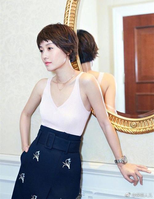 路人街拍，马伊琍现身某活动，2万长裙配背心超好看