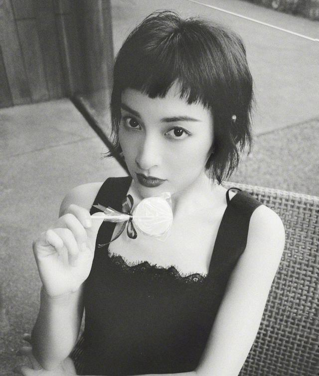 25岁古力娜扎撞衫33岁佟丽娅，同款长裙不同发型，网友：显老